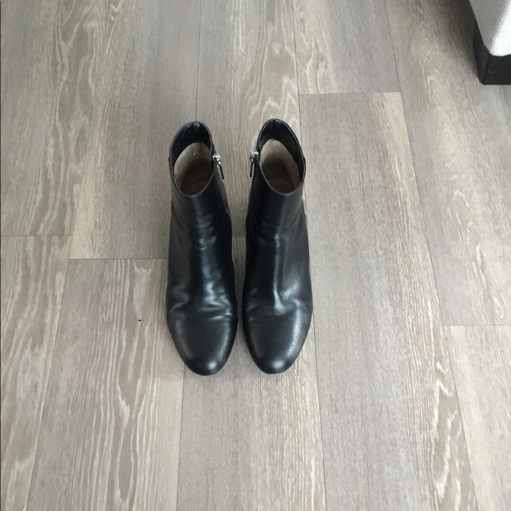 Michael Kor Ankle Black leather zipped up Bootie. Size 7.5 Msdium .$60